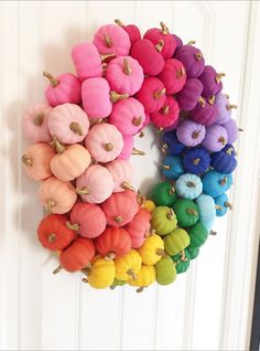 corona decorativa formata da zucche coloratissime