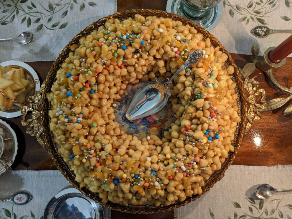 Ciambella di Struffoli della cucina tradizionale campana su www.oltrelatavola.it