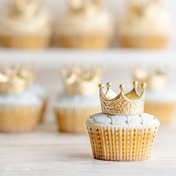 mini cupcakes bianchi e oro con coroncina sopra dorata per il giorno dell'Epifania o Dìa de los Reyes