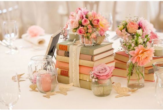 centrotavola con libri e fiori per matrimonio