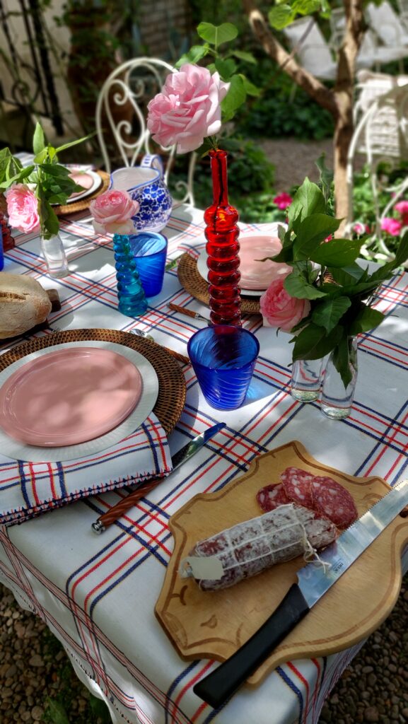 Tavola del Mese con una Tavola da Pic-Nic rustica nei toni del rosa e del blu