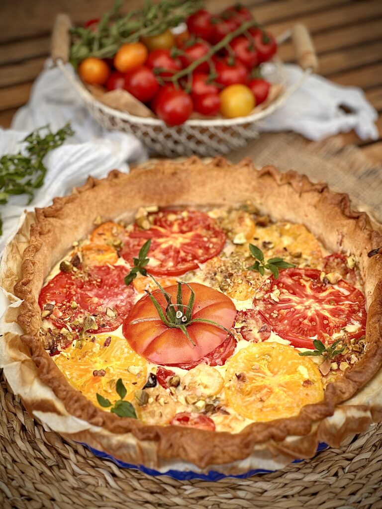 Colori di settembre nella gustosa crostata di pomodori 