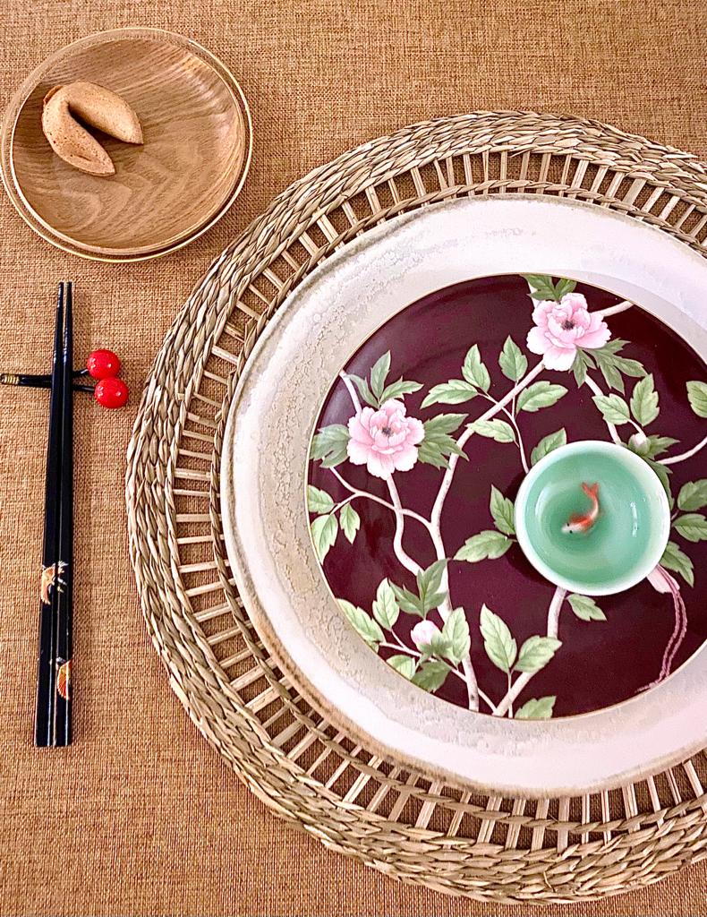 Posto tavola in stile giapponese con piatto antipasto fiorito