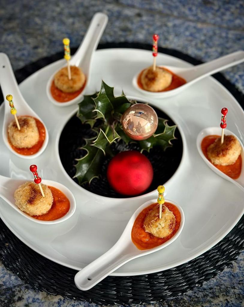 Christmas Cooking proposto da Kerstin Ballestrin per il blog oltrelatavola.it: polpettine di salmone monoporzione in salsa di peperone