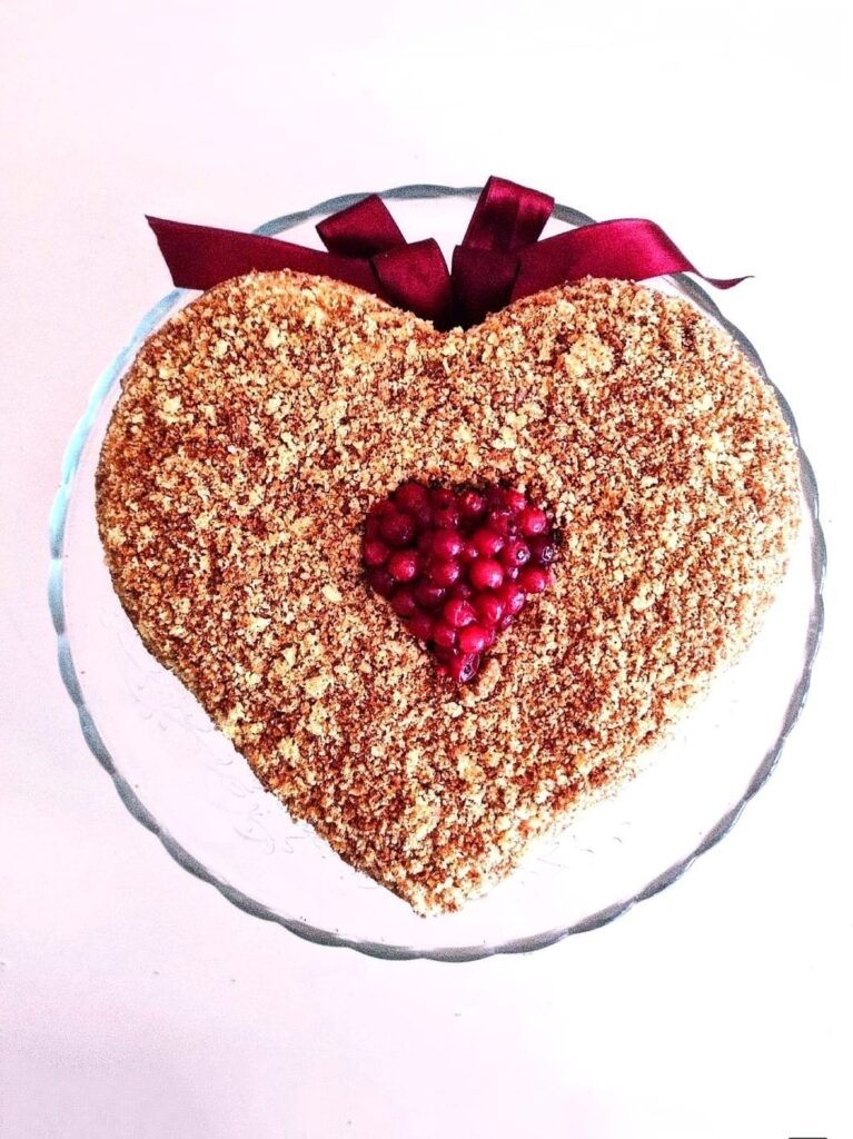 Una cremosissima torta ripiena a forma di cuore per il San Valentino 2024