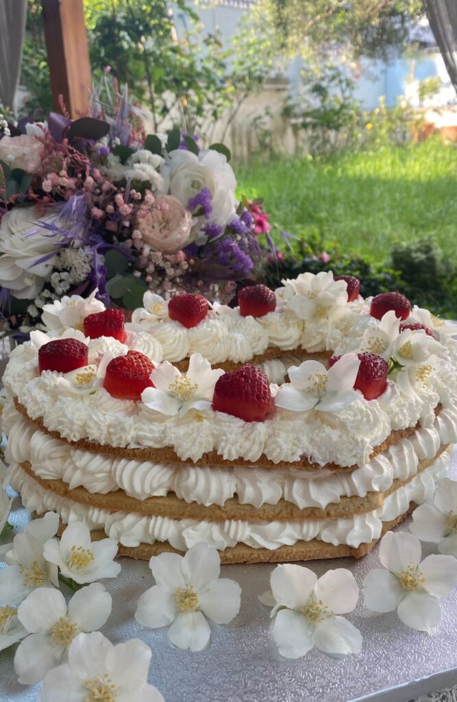 Floral Cakes di una 
Torta millefoglie panna e fragole decorata con fiori di petti d'angelo 

 