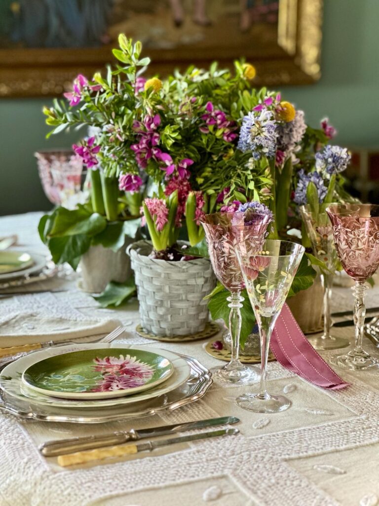 Uno speciale pasqua floreale e pastello nella tavola di Isabel Rodriguez per oltrelatavola.it