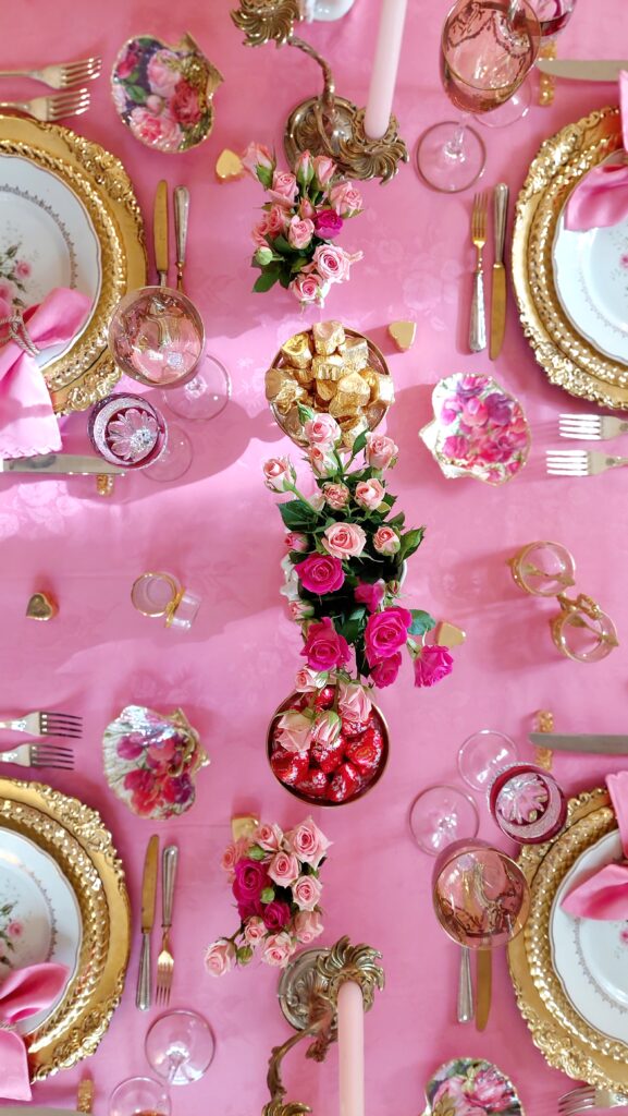 "Au Nom de la Rose" per questa tavola dalla tovaglia rosa fragola in damasco di cotone