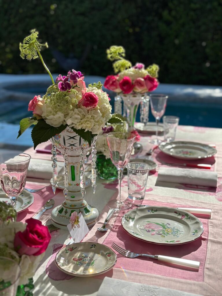 Rose e fiori delicati nel centrotavola prezioso creato da @latavolacolorata per l'articolo di Maggio di oltrelatavola.it